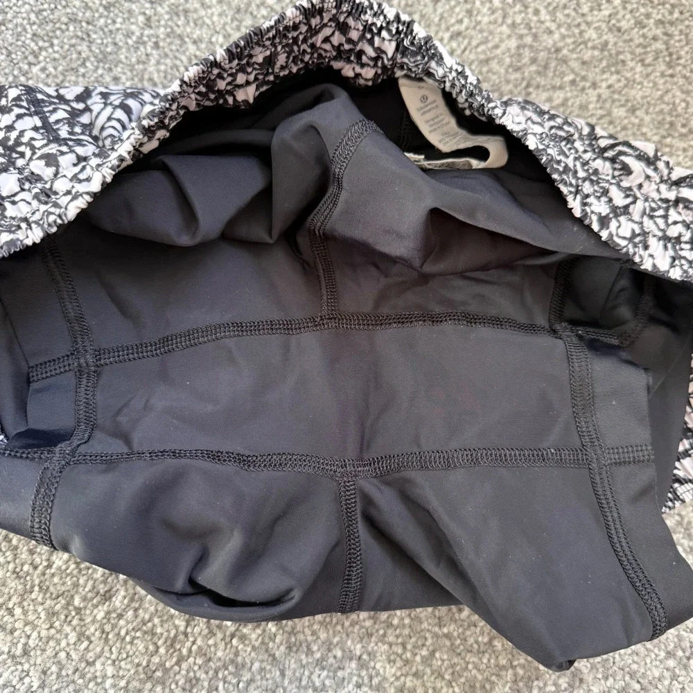 Lululemon Work Out To Water Short Ice Breaker White Black / Black Size 6‎